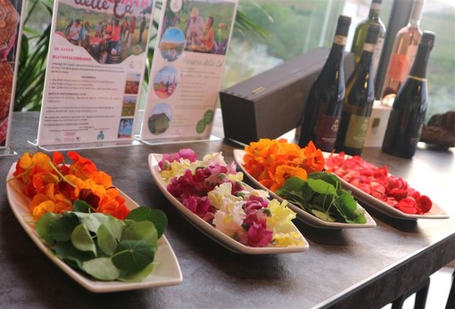 I fiori di Raverabio affascinano il Monferrato. Sold out la cena con i fiori di Castel Rocchero (Fotogallery)