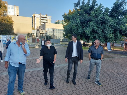 Savona, sopralluogo del Sottosegretario Molteni (Lega) in piazza delle Nazioni: “Un’area critica, deve tornare la legalità” (FOTO E VIDEO)