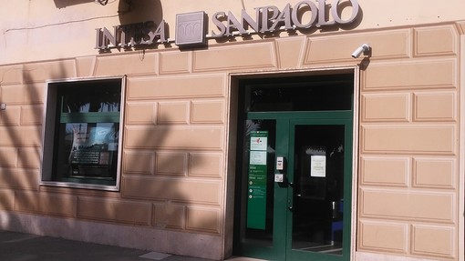 Cassa della Banca San Paolo di Finale, riapre lo sportello al pomeriggio: vince il malcontento dei clienti