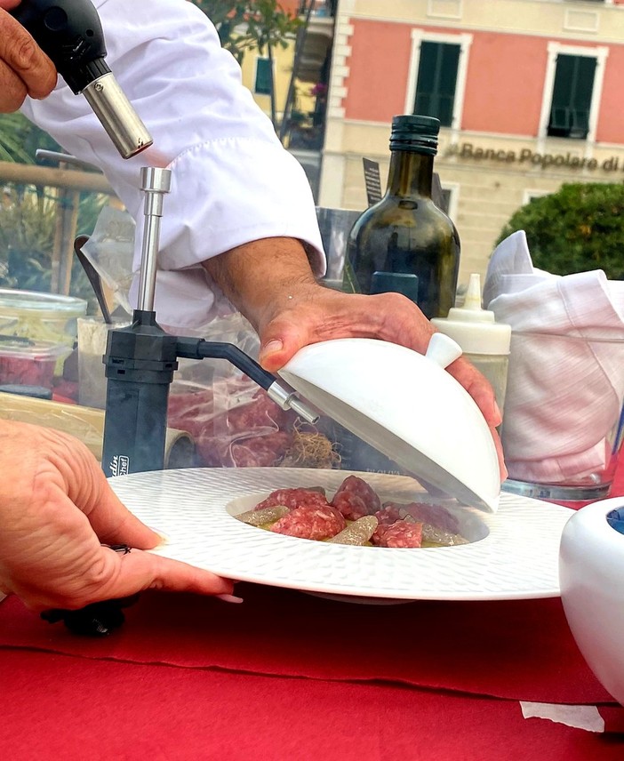 La salsiccia di Bra e l’anteprima del suo Festival conquistano il pubblico della rassegna “Una Rotonda sul mare” di Ceriale.