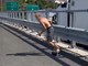 Automobilisti intrappolati in coda in autostrada, c'è chi preferisce prendere lo skateboard (VIDEO)