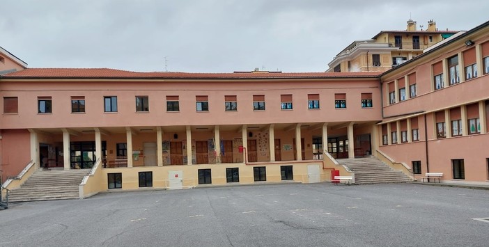 Pacco sospetto alle scuole elementari di Varazze: scatta l'allarme bomba