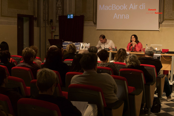 &quot;Gli angeli&quot; di Anna Tamburini Torre conquistano Albenga