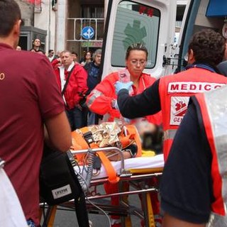 Madre getta il figlio dal quarto piano e poi lo segue lanciandosi nel vuoto