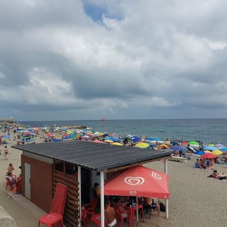 Lite in spiaggia a Savona, Polizia e sanitari mobilitati: indagini in corso