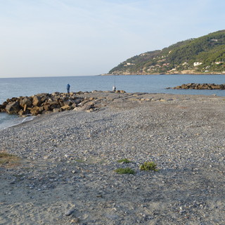 Andora, divieto di balneazione alla foce del torrente Merula