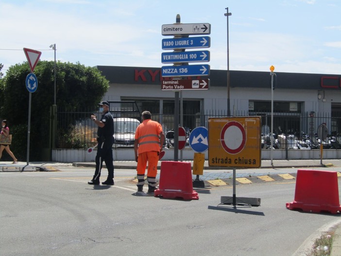 Savona, chiusa la corsia in via Nizza direzione Vado: polizia locale sul posto per deviare il traffico (FOTO)