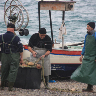 Un tuffo nella tradizione per portarla nel futuro: a Noli rivive la pesca con la sciabica (FOTO e VIDEO)