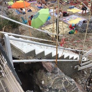 Manutenzione dei beni pubblici ad Alassio, le fotografie della scala in zona porto