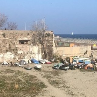 Savona, spiaggia sotto al Priamar, il Comune lavora alla riqualificazione e all'apertura delle cellette del muraglione