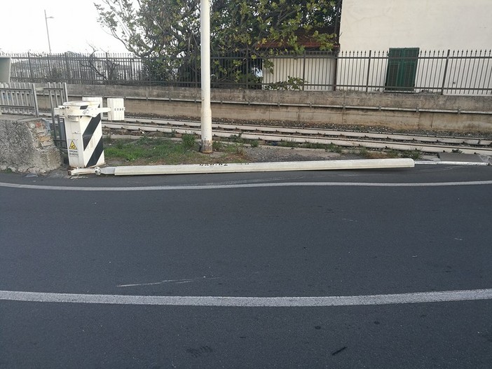 Moto abbatte una sbarra del passaggio a livello tra Loano e Pietra Ligure