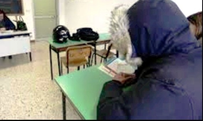 Patire il freddo tra le mura scolastiche: insegnanti &quot;in giacca agli scrutini&quot;, studenti in uscita anticipata per &quot;l'assenza di riscaldamento&quot;