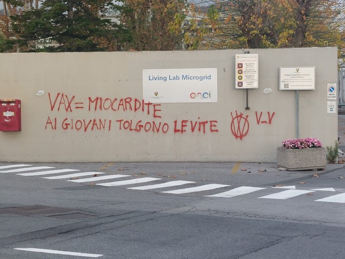 Savona, i no vax colpiscono anche il Campus universitario: imbrattato il muraglione d'ingresso (FOTO)