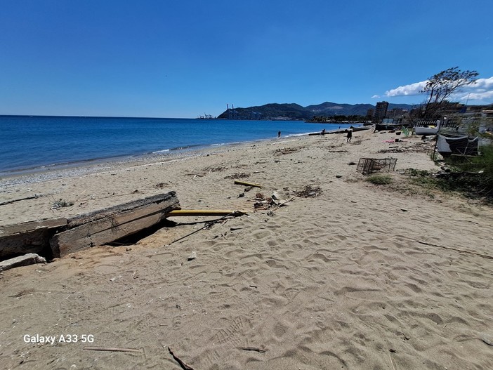 A Savona spiagge libere sporche e con i detriti della mareggiata. Santi: &quot;Tra poco inizia la stagione balneare cosa aspetta il Comune?&quot;