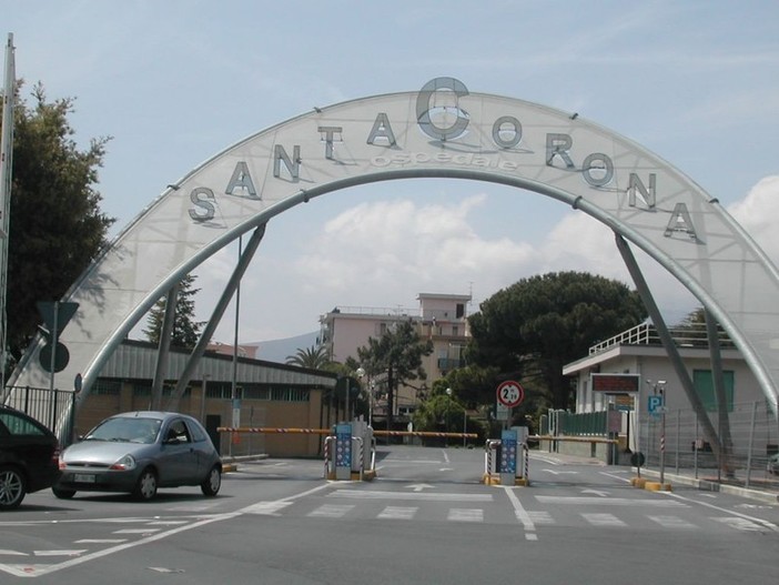 Alassio, cade con la moto sulla via Aurelia: giovane trasportato al Santa Corona