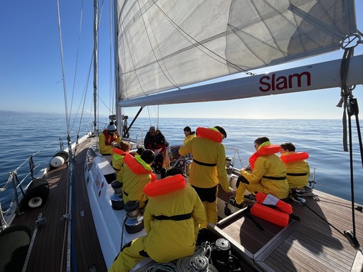 Savona, la Leon Pancaldo continua a navigare e gli studenti del Nautico fanno attività in mare. Dirigente Gozzi: &quot;Senza la vendita servizi così ce li saremo sognati&quot; (FOTO)