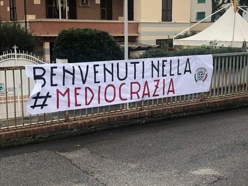 &quot;Benvenuti nella #Mediocrazia&quot;: nuovo striscione di CasaPound ai Piani di Celle