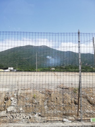 Albenga: fulmine colpisce un albero e genera un incendio boschivo