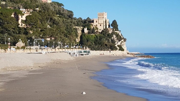 Finale, revocata l'ordinanza sindacale: spiagge libere completamente accessibili