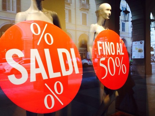 Spostamento saldi invernali, sondaggio di Federmoda Savona: d'accordo il 95.5%, l'82.8% li vuole a febbraio