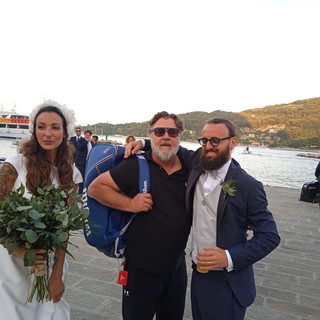 Matrimonio con sorpresa per due neosposi alassini: dopo le nozze ecco Russel Crowe