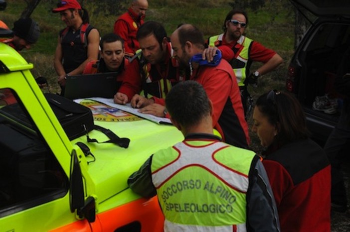 Ritrovato dopo poche ore l'anziano disperso nei boschi di Bardineto