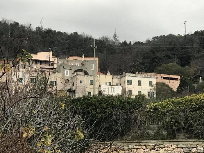 La società &quot;Concordia&quot; pulisce l'isola ecologica di Verezzi