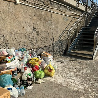 Spotorno, spiaggia delle Fornaci presa d'assalto ma manca ancora la struttura: &quot;Così è terra di nessuno&quot; (FOTO)