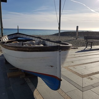 Finale, nella spiaggia &quot;dei Neri&quot; una panchina lilla per non sottovalutare i disturbi del comportamento alimentare