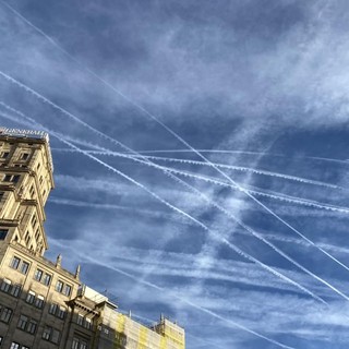 Scie di aerei nel cielo di Barcellona