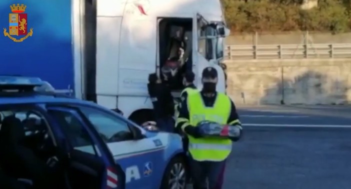 La Polizia Stradale di Genova controlla un camion in autostrada e trova 75 chili di hashish (VIDEO)