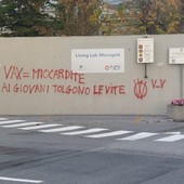 Savona, i no vax colpiscono anche il Campus universitario: imbrattato il muraglione d'ingresso (FOTO)