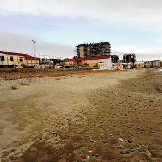 Spiagge libere e stabilimenti balneari pronti a riaprire, in Prefettura a Savona il vertice con i comuni costieri, Capitaneria e Autorità Portuale