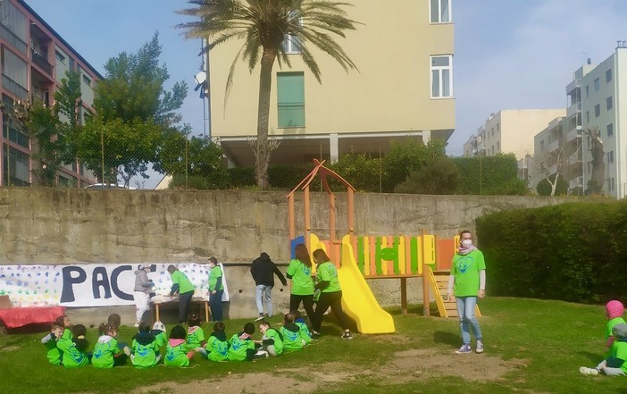 Savona, l'assessore Di Padova inaugura i giardini delle scuole di via Chiappino