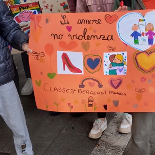 &quot;Sì amore, no violenza&quot;, gli studenti delle scuole di Vado e Bergeggi uniti per dire stop ai femminicidi (FOTO)