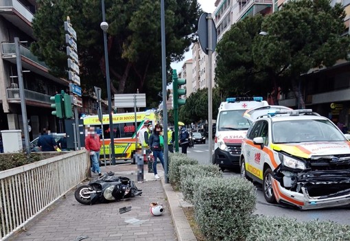 Savona, scontro tra l'automedica di Cairo e uno scooter: un ferito al San Paolo (FOTO)