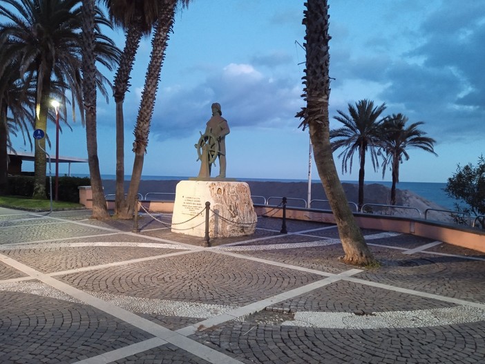 &quot;A Finale mancano sanpietrini dal monumento ai caduti, è pericoloso&quot;