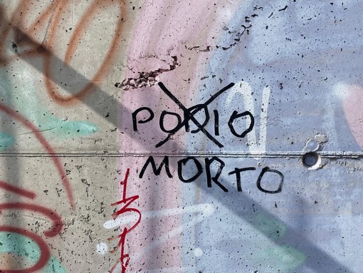 “Podio morto”: sul muro del lungo Centa minaccia al candidato del centrodestra