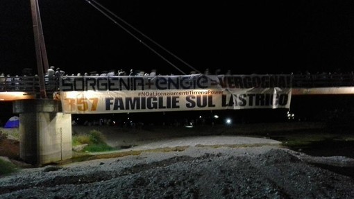 Fuochi d'artificio a Savona, protesta dei lavoratori di Tirreno Power