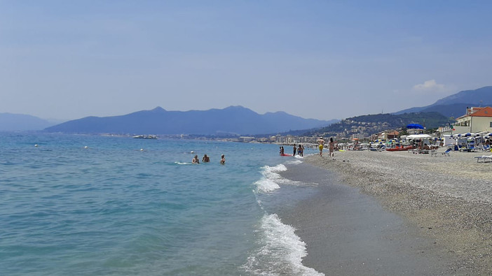 Rischia di annegare, anziana salvata dai bagnini e trasportata in codice rosso al Santa Corona