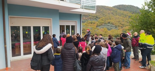 Giustenice, i bimbi delle scuole alla Casa di Cura Valverde per augurare buone feste (FOTO)