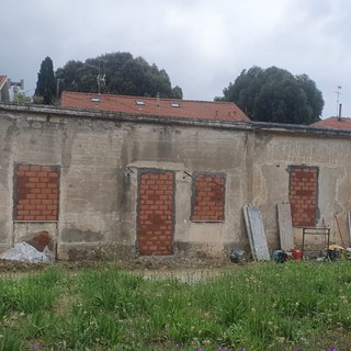 Albenga, bonifica e messa in sicurezza delle strutture abbandonate: interventi a Campochiesa e viale 8 Marzo