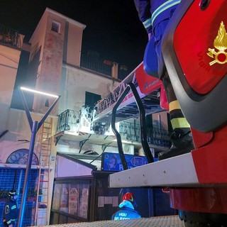 Cade dal secondo piano di una palazzina, persona soccorsa a Pietra Ligure (FOTO)