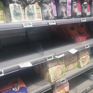 Scaffali semi-vuoti nei supermercati Coop, trovato l'accordo sui facchini: i prodotti torneranno lentamente