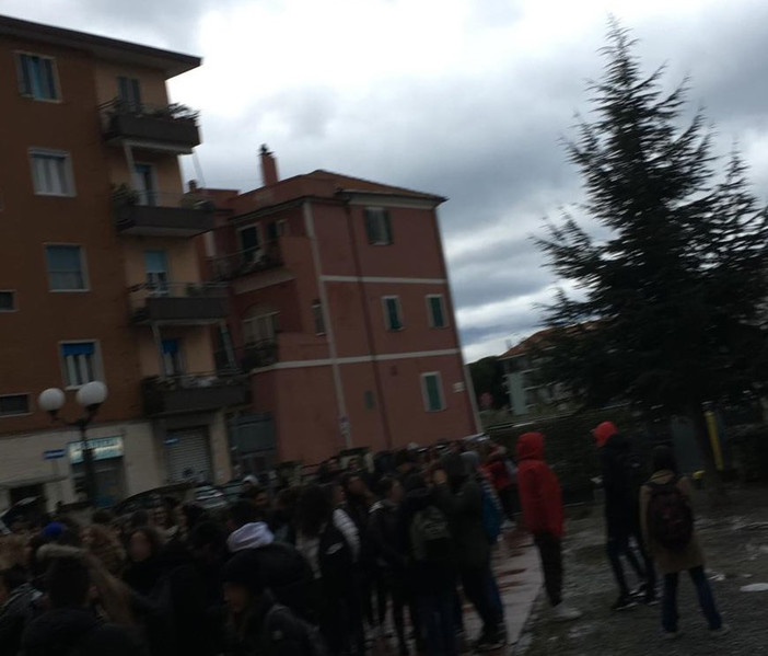 Sezione Classica del &quot;Bruno&quot; di Albenga: aule fredde, studenti in piazza