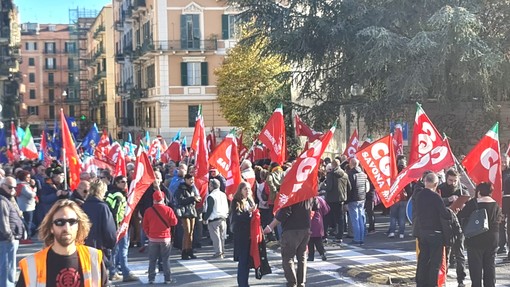 Sciopero Tpl e Generale, lavoratori e sindacati scendono in piazza a Savona: corteo e presidio dalla Provincia e dalla Prefettura (FOTO e VIDEO)