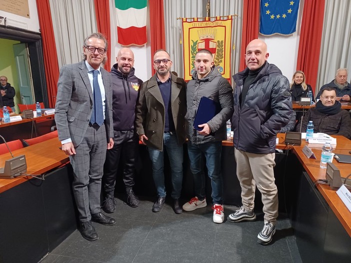 Albenga: una targa di riconoscimento a Samuele Iorio, neo campione italiano di Kickboxing (FOTO)