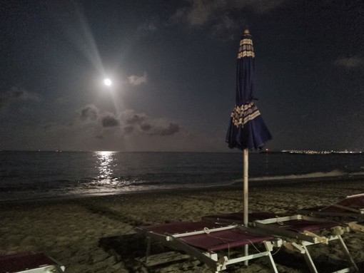 In foto la Luna che brilla nel cielo di Pietra Ligure