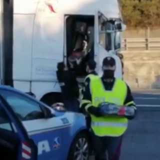 La Polizia Stradale di Genova controlla un camion in autostrada e trova 75 chili di hashish (VIDEO)