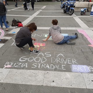 Savona, gli studenti del liceo Artistico disegnano immagini sulla sicurezza in Piazza Sisto (FOTO e VIDEO)